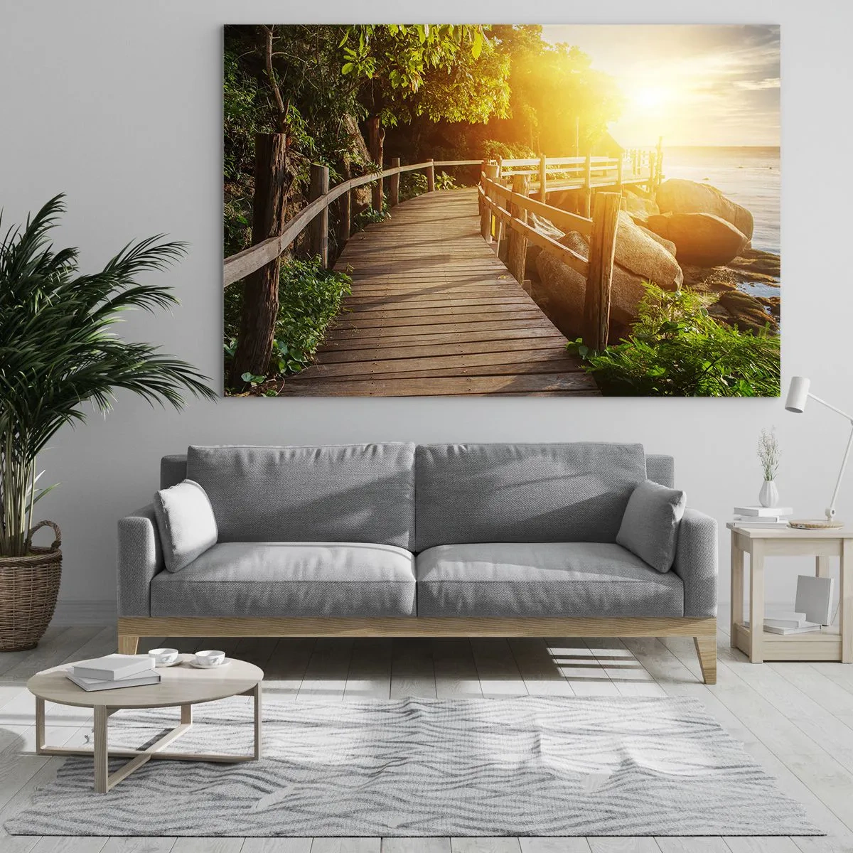 Obraz na skle - Dřevěná cesta mezi stromy u moře ve světle západu slunce - 70x50cm - Další zatáčka, další zázraky - Moderní nástěnná dekorace do obývacího pokoje a ložnice ARTTOR