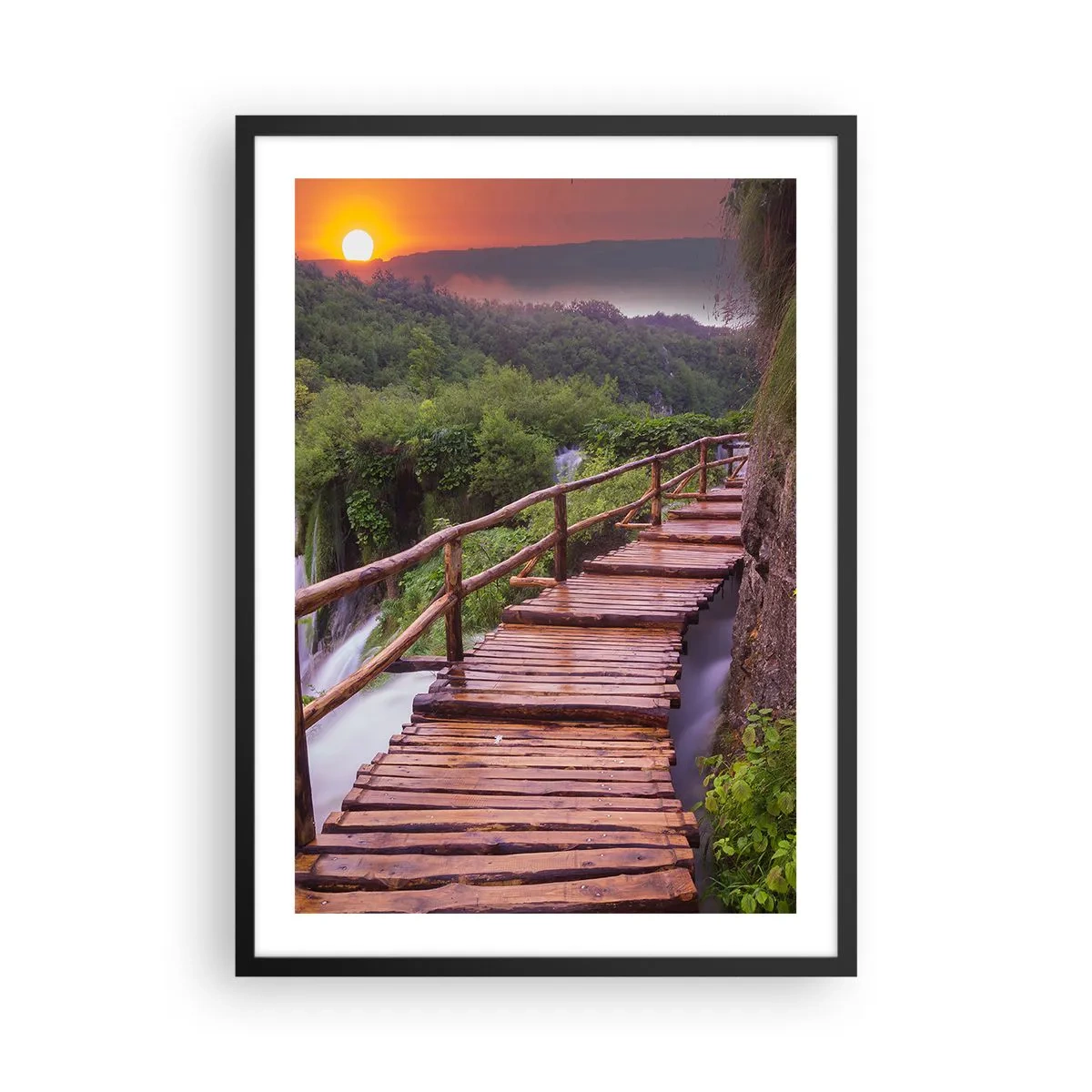 Plakát v černém rámu - Dřevěný most mezi zelení a zapadajícím sluncem - 50x70cm - Neuvěřitelná krása - Moderní nástěnná dekorace do obývacího pokoje a ložnice ARTTOR