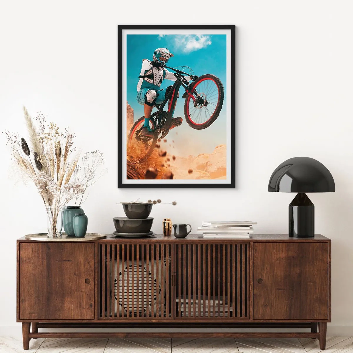 Plakát v černém rámu - Horský cyklista provádí dynamický skok na pozadí pouštní krajiny. - 50x70cm - Cyklistický démon šílenství - Moderní nástěnná dekorace do obývacího pokoje a ložnice ARTTOR