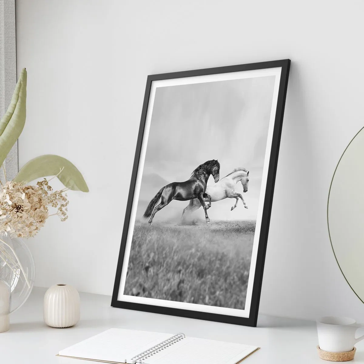 Plakát v černém rámu - Černí a bílí koně cválající dynamicky na pozadí pole - 50x70cm - Andělé a démoni - Moderní nástěnná dekorace do obývacího pokoje a ložnice ARTTOR