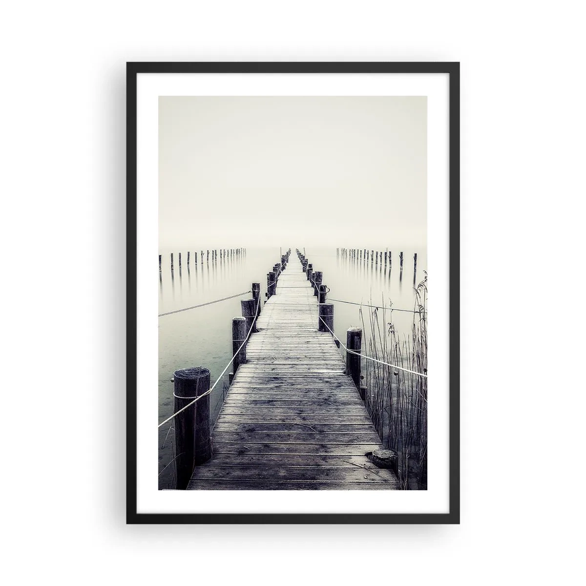 Plakát v černém rámu - Dřevěný most vedoucí do mlhavé vodní plochy - 50x70cm - Ponoř se do klidu - Moderní nástěnná dekorace do obývacího pokoje a ložnice ARTTOR