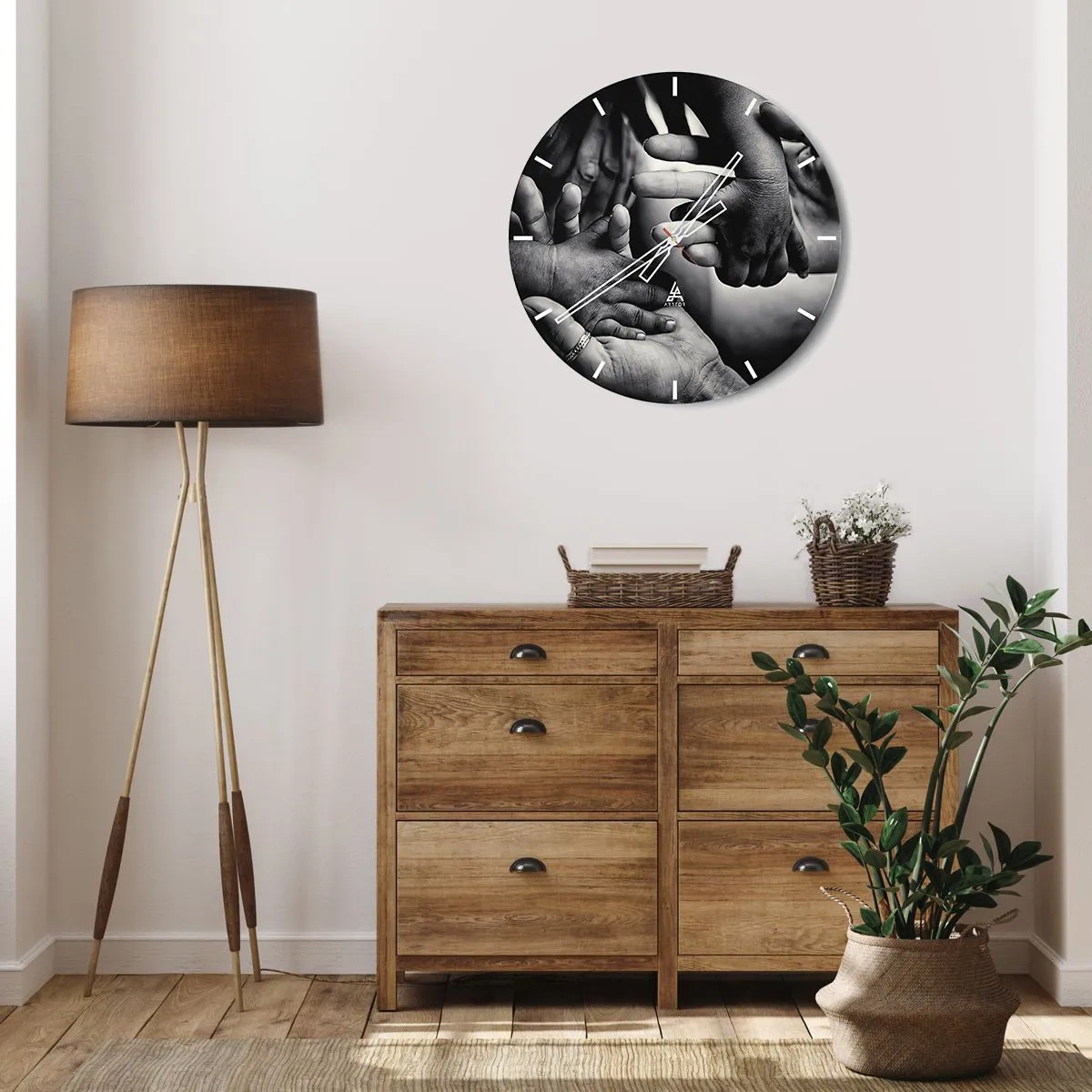 Nástěnné hodiny - Ruce se dotýkají v gestu jednoty - 30x30cm - Být člověkem - Moderní nástěnná dekorace do obývacího pokoje, kuchyně a ložnice ARTTOR