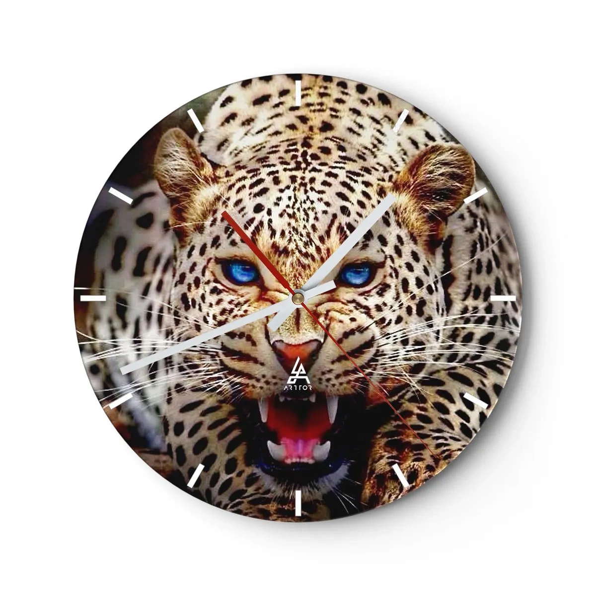 Nástěnné hodiny - Hrozivý leopard s modrýma očima na pozadí přírody - 30x30cm - Vztek kráse neškodí - Moderní nástěnná dekorace do obývacího pokoje, kuchyně a ložnice ARTTOR