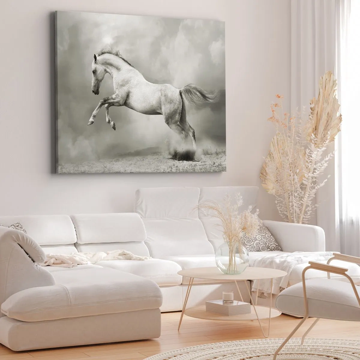 Obraz na plátně - Bílý kůň v dynamickém skoku na pozadí mlhavých mraků. - 70x50cm - Mezi bděním a snem - Moderní nástěnná dekorace do obývacího pokoje a ložnice ARTTOR