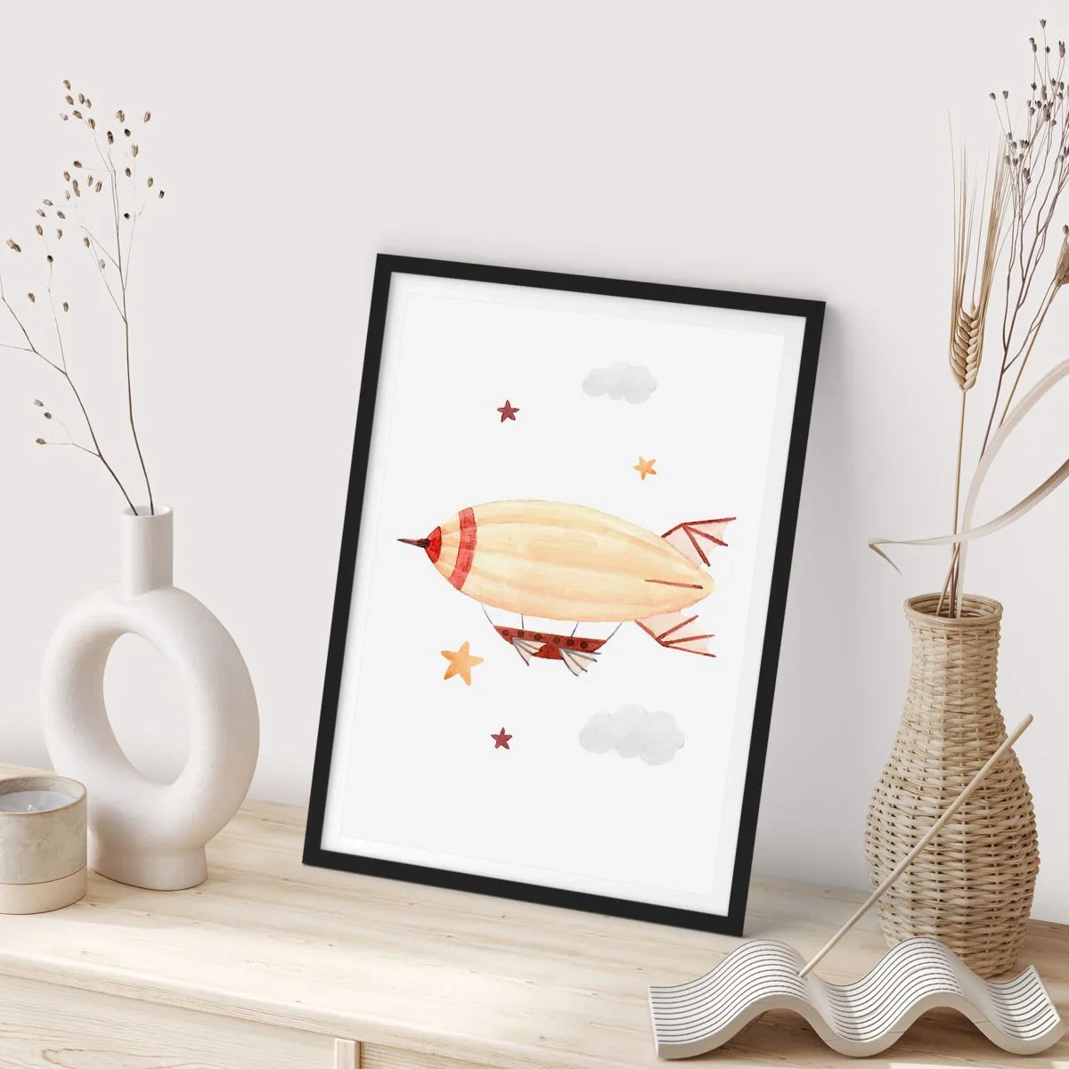 Plakát v černém rámu - Akvarelová vzducholoď plovoucí mezi hvězdami a mraky. - 50x70cm - Vzducholoď - Moderní nástěnná dekorace do obývacího pokoje a ložnice ARTTOR