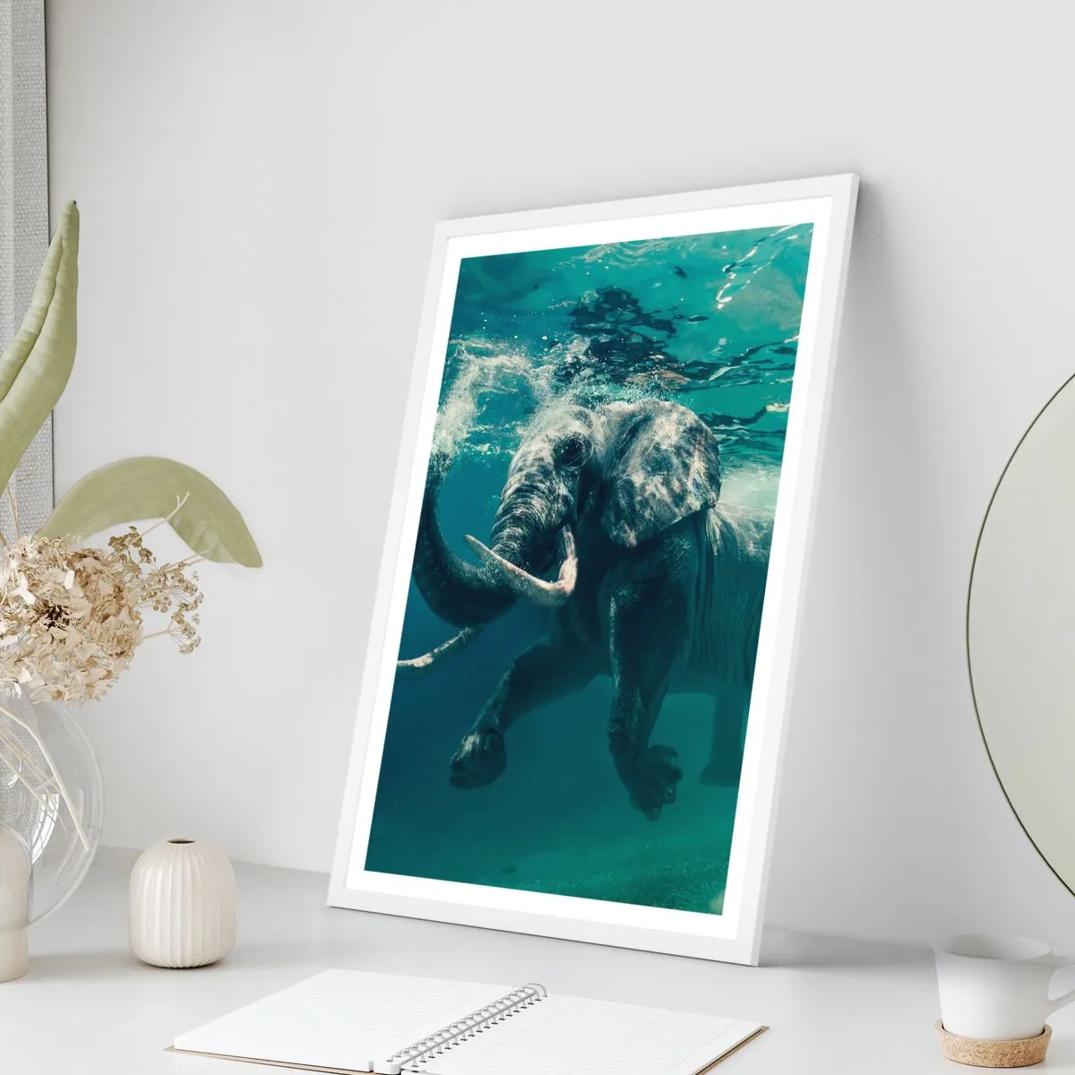 Plakát v bílém rámu - Všichni rádi plavou - 70x100 cm