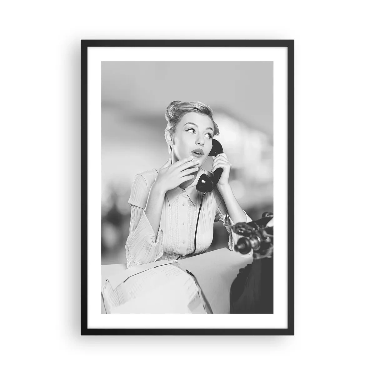 Plakát v černém rámu - Žena z 50. let telefonující v kanceláři - 50x70cm - Halo, tady jsou 50. léta. - Moderní nástěnná dekorace do obývacího pokoje a ložnice ARTTOR
