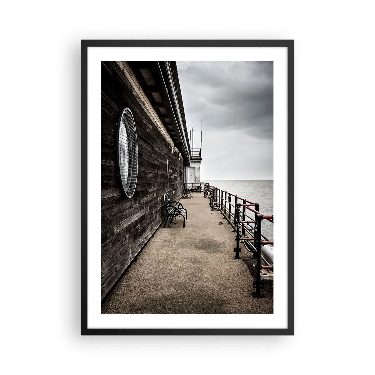 Plakát v černém rámu - Dřevěné molo s lavičkami u klidného moře - 50x70cm - Čas, který se zastavil - Moderní nástěnná dekorace do obývacího pokoje a ložnice ARTTOR