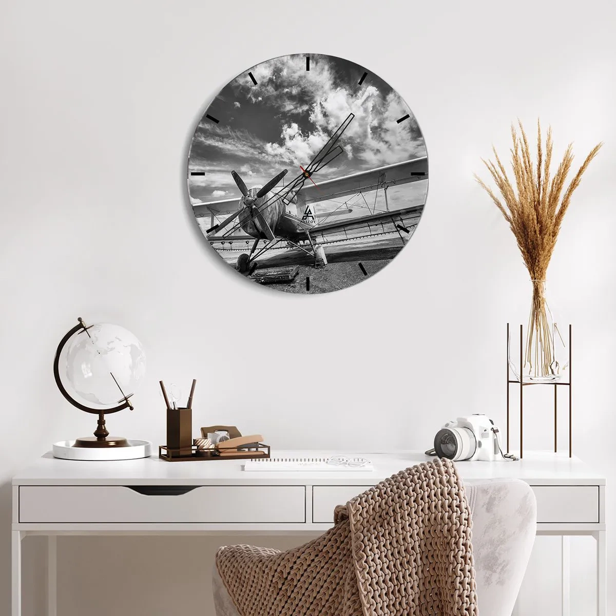 Nástěnné hodiny - Černobílá fotografie letadla s mraky v pozadí. - 30x30cm - Nemohu se toho dočkat! - Moderní nástěnná dekorace do obývacího pokoje, kuchyně a ložnice ARTTOR