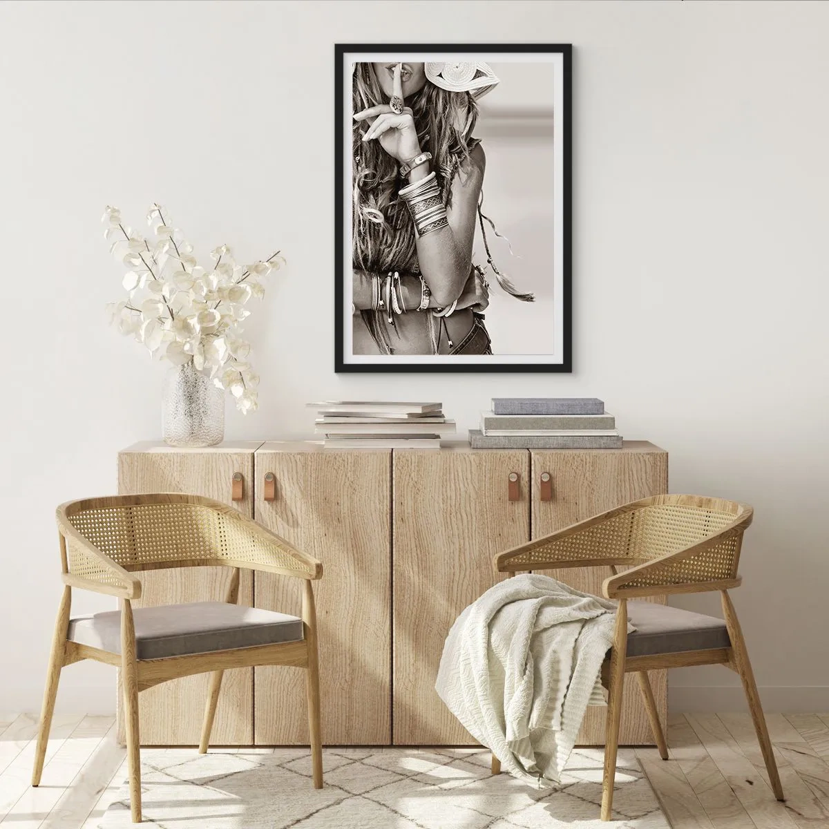 Plakát v černém rámu - Stylová žena v špercích, která dělá gesto mlčení - 50x70cm - Jako dívka - Moderní nástěnná dekorace do obývacího pokoje a ložnice ARTTOR