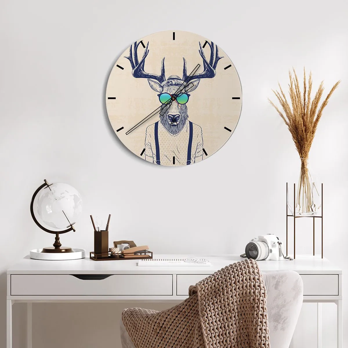 Nástěnné hodiny - Jelen v hipsterských slunečních brýlích - 30x30cm - A koho jsi čekal? - Moderní nástěnná dekorace do obývacího pokoje, kuchyně a ložnice ARTTOR