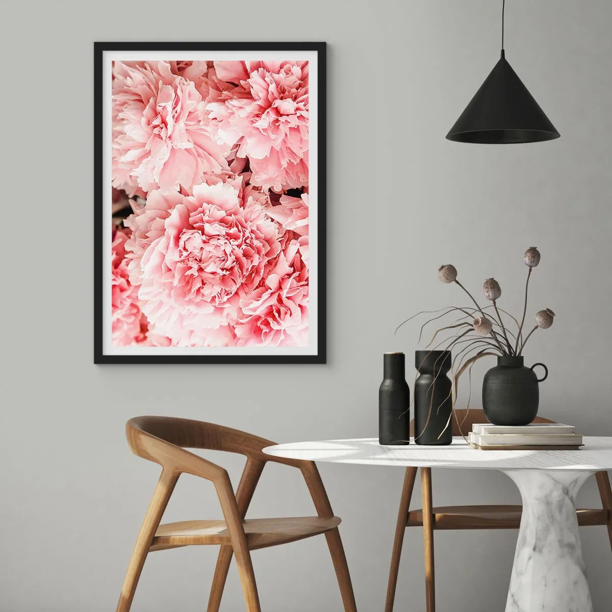 Plakát v černém rámu - Křehké růžové pivoňky v plném květu - 50x70cm - Růžový sen - Moderní nástěnná dekorace do obývacího pokoje a ložnice ARTTOR