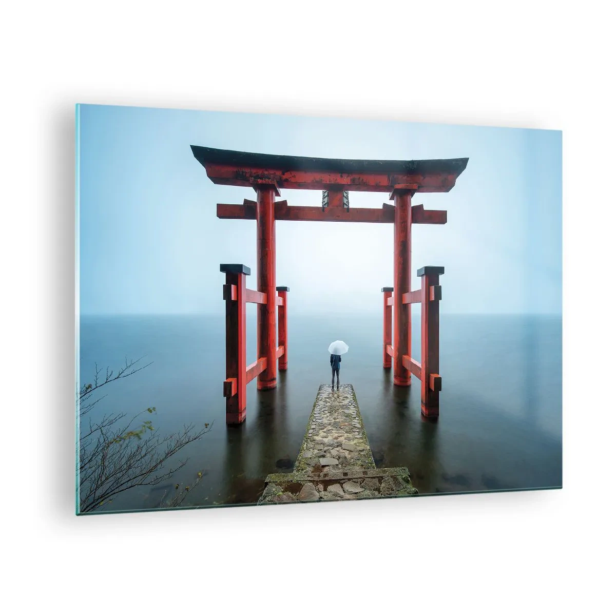Obraz na skle - Červená torii nad klidnou vodou v mlhavém prostředí - 70x50cm - Japonské zamyšlení - Moderní nástěnná dekorace do obývacího pokoje a ložnice ARTTOR