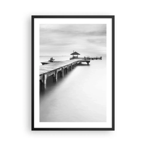 Plakát v černém rámu - Černobílé molo nad klidným mořem - 50x70cm - Daleko od nás - Moderní nástěnná dekorace do obývacího pokoje a ložnice ARTTOR