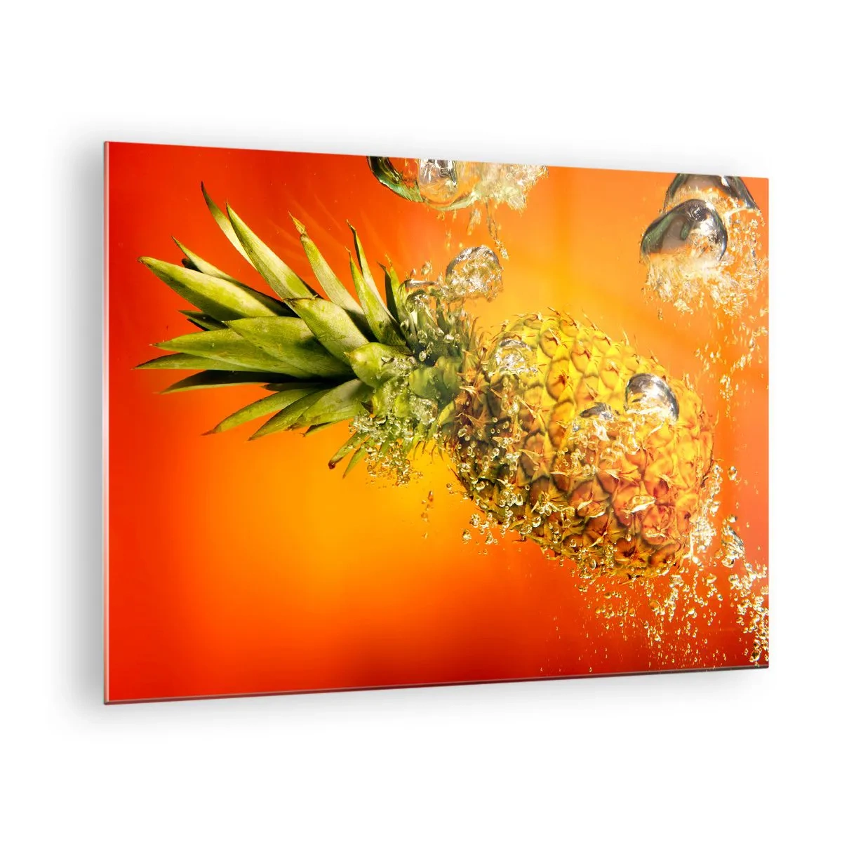 Obraz na skle - Ananas ponořený ve vodě na pozadí sytě oranžové barvy - 70x50cm - Tropická šťavnatá svěžest - Moderní nástěnná dekorace do obývacího pokoje a ložnice ARTTOR