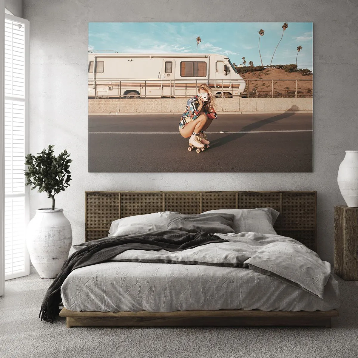 Obraz na skle - Dívka na kolečkových bruslích fotí v kalifornském slunci. - 70x50cm - Usmějte se! - Moderní nástěnná dekorace do obývacího pokoje a ložnice ARTTOR