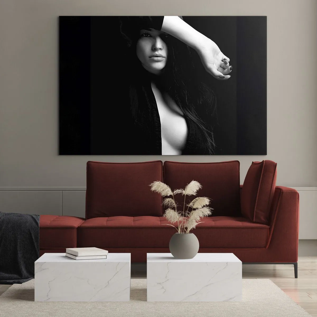 Obraz na skle - Žena v černém v smyslné póze na tmavém pozadí - 70x50cm - Škola svádění - Moderní nástěnná dekorace do obývacího pokoje a ložnice ARTTOR