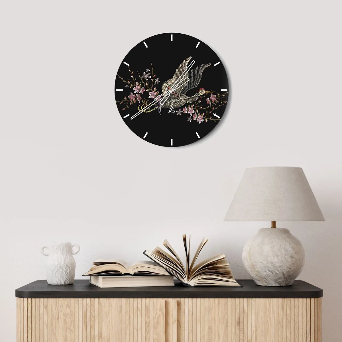 Nástěnné hodiny - Pták za letu mezi květinami na černém pozadí - 30x30cm - Exotický vyšívaný pták - Moderní nástěnná dekorace do obývacího pokoje, kuchyně a ložnice ARTTOR