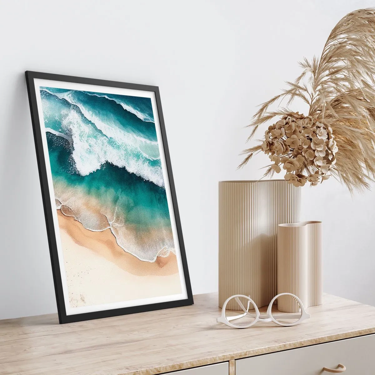 Plakát v černém rámu - Mořské vlny tříštící se o pláž - 50x70cm - Odvěké setkání - Moderní nástěnná dekorace do obývacího pokoje a ložnice ARTTOR