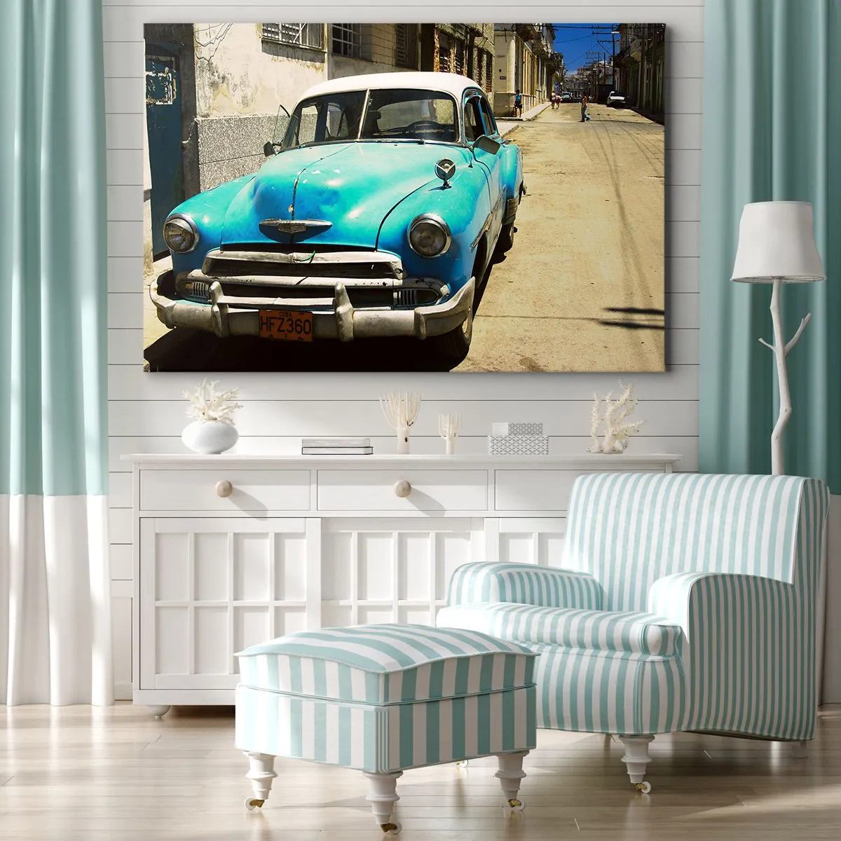 Obraz na plátně - Modré klasické auto na ulici za slunečného dne - 70x50cm - Evviva Cuba! - Moderní nástěnná dekorace do obývacího pokoje a ložnice ARTTOR
