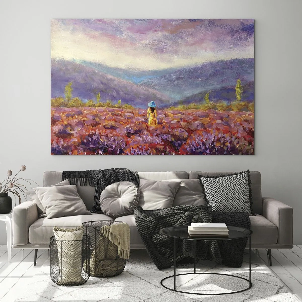 Obraz na skle - Postava s kloboukem v levandulovém poli za soumraku - 70x50cm - V levandulovém světě - Moderní nástěnná dekorace do obývacího pokoje a ložnice ARTTOR