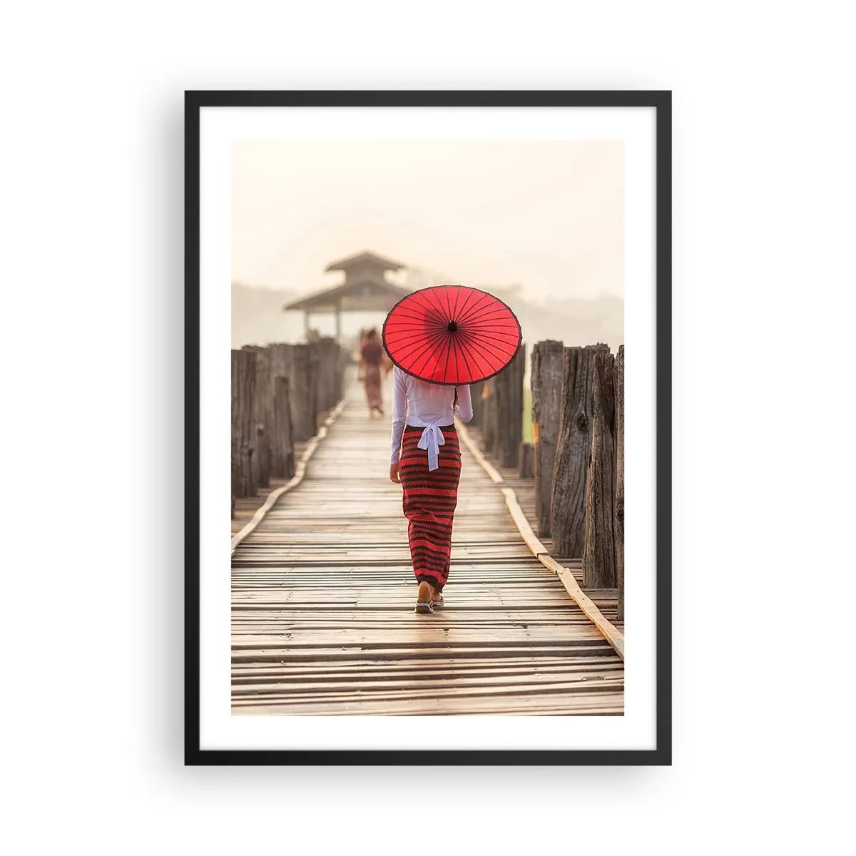 Plakát v černém rámu - Žena s červeným deštníkem na dřevěném mostě - 50x70cm - Na starém mostě - Moderní nástěnná dekorace do obývacího pokoje a ložnice ARTTOR