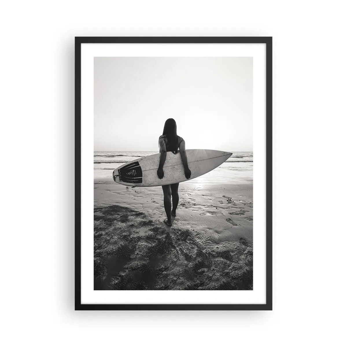 Plakát v černém rámu - Žena s surfovacím prknem na pláži při západu slunce - 50x70cm - Dcera mořské vlny - Moderní nástěnná dekorace do obývacího pokoje a ložnice ARTTOR