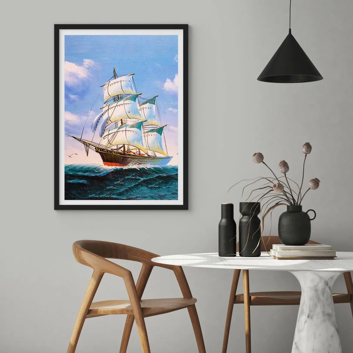 Plakát v černém rámu - Plachetnice proti moři, plné plachty - 50x70cm - Hrdě s větrem - Moderní nástěnná dekorace do obývacího pokoje a ložnice ARTTOR