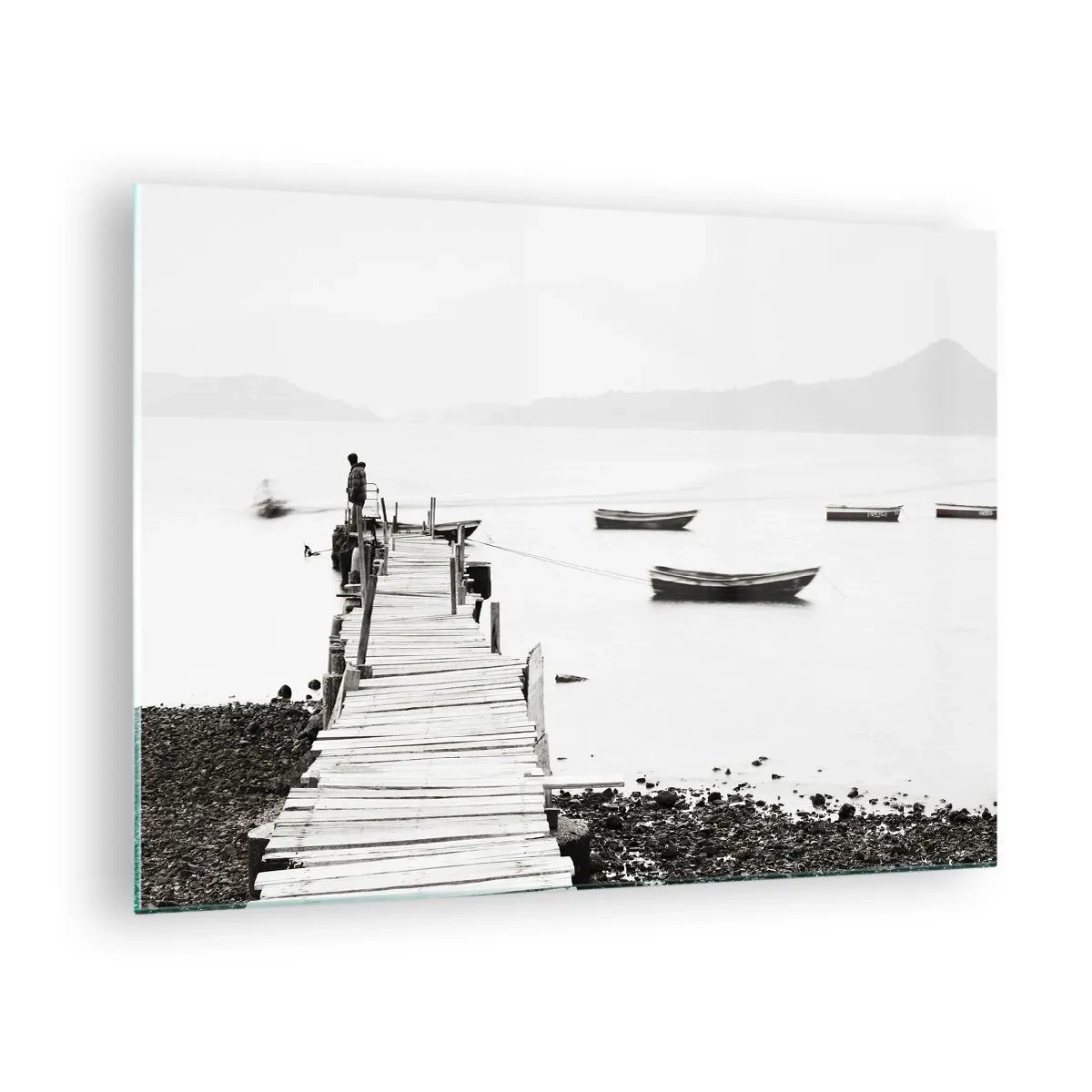 Obraz na skle - Černobílý pohled na dřevěné molo nad jezerem - 70x50cm - U tiché a čisté vody - Moderní nástěnná dekorace do obývacího pokoje a ložnice ARTTOR
