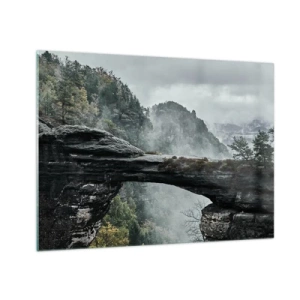 Obraz na skle - Kamenný most mezi mlhavými horami a lesní krajinou - 70x50cm - Dobrodružství právě začíná - Moderní nástěnná dekorace do obývacího pokoje a ložnice ARTTOR