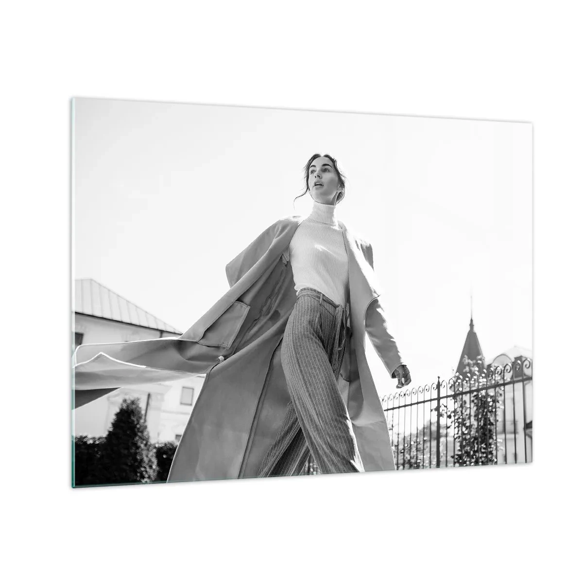 Obraz na skle - Stylová žena v pohybu na pozadí městské architektury - 70x50cm - Jdeš se mnou? - Moderní nástěnná dekorace do obývacího pokoje a ložnice ARTTOR