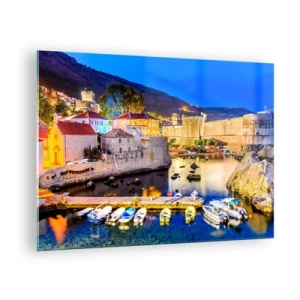 Obraz na skle - Večerní panorama Dubrovníku s loděmi a městskými hradbami - 70x50cm - Zářivá noc nad Jadranem - Moderní nástěnná dekorace do obývacího pokoje a ložnice ARTTOR