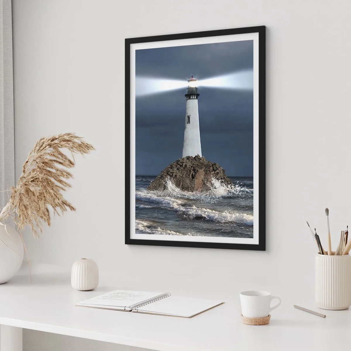 Plakát v černém rámu - Maják na skále uprostřed rozbouřených vln - 50x70cm - Zde…zde…tady! - Moderní nástěnná dekorace do obývacího pokoje a ložnice ARTTOR