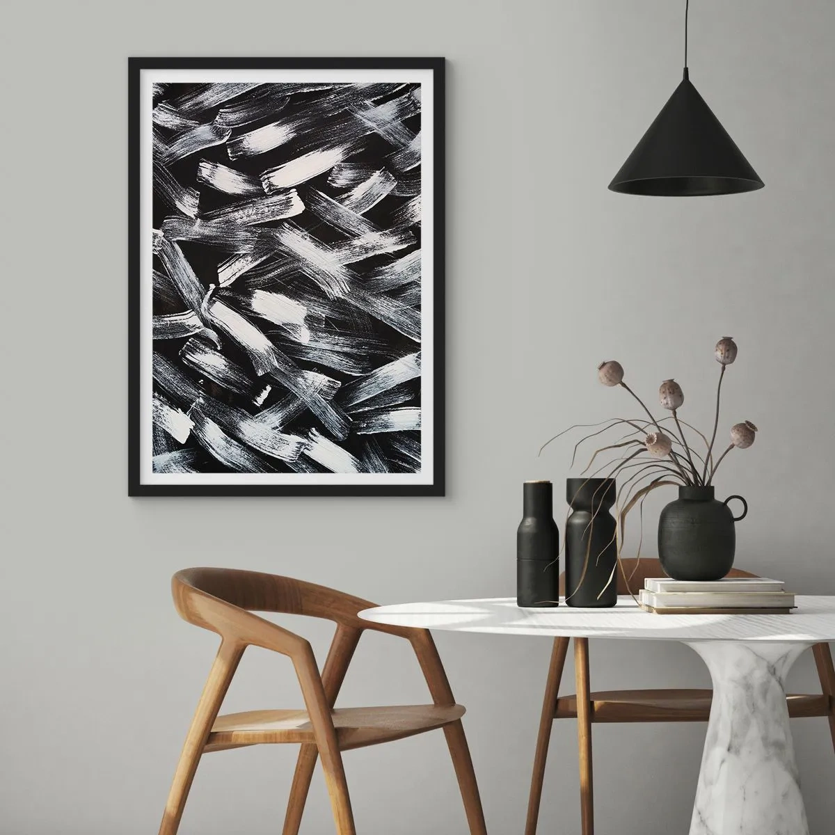 Plakát v černém rámu - Abstraktní bílé tahy štětcem na černém pozadí - 50x70cm - Abstrakce v industriálním duchu - Moderní nástěnná dekorace do obývacího pokoje a ložnice ARTTOR