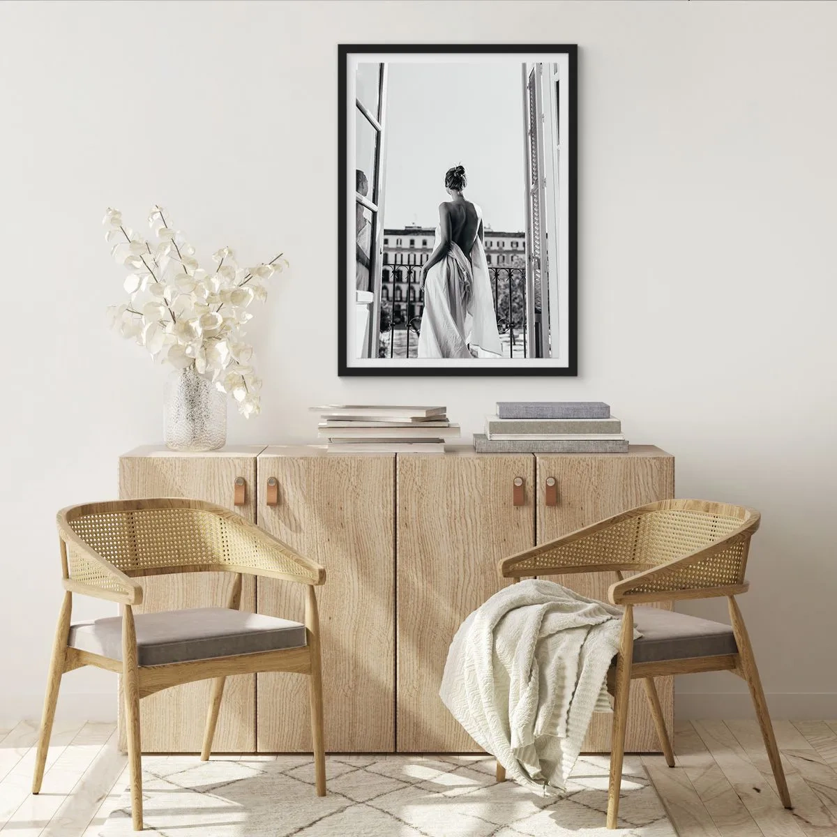 Plakát v černém rámu - Žena v bílé látce na balkoně s výhledem na město - 50x70cm - Probuzení smyslů - Moderní nástěnná dekorace do obývacího pokoje a ložnice ARTTOR