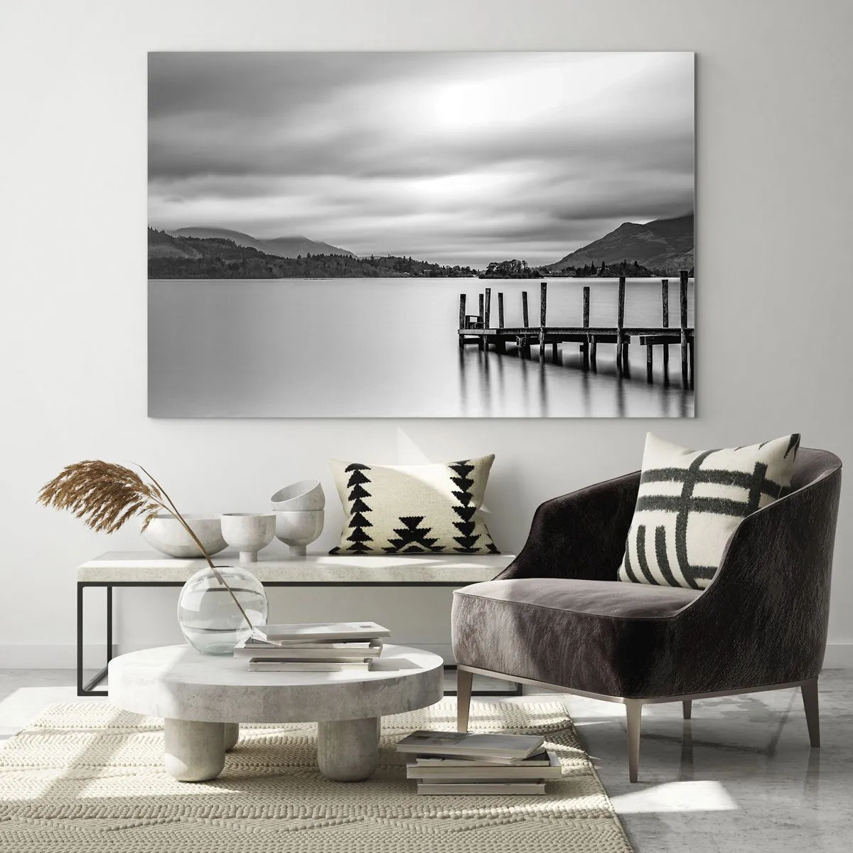 Obraz na skle - Černobílá krajina s jezerem a dřevěným molem - 70x50cm - Jemnost a síla - Moderní nástěnná dekorace do obývacího pokoje a ložnice ARTTOR