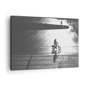 Obraz na plátně - Černá a bílá silueta cyklisty na mokré ulici - 70x50cm - Dopředu, přes město - Moderní nástěnná dekorace do obývacího pokoje a ložnice ARTTOR