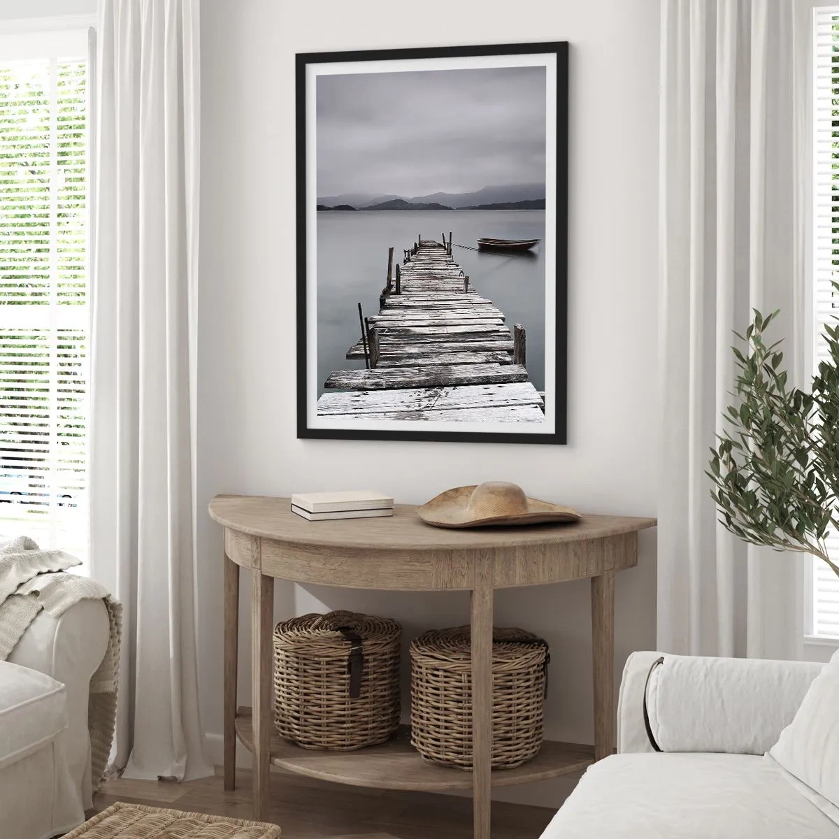 Plakát v černém rámu - Staré molo s lodí na klidné vodě - 50x70cm - Zítra můžeš vyrazit - Moderní nástěnná dekorace do obývacího pokoje a ložnice ARTTOR