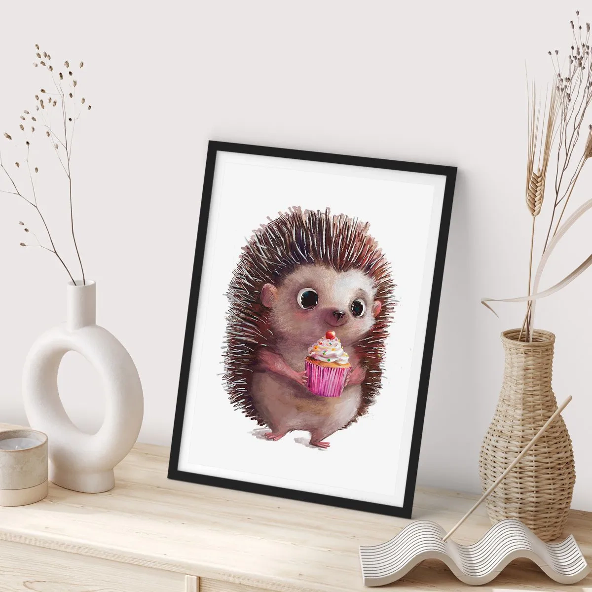 Plakát v černém rámu - Roztomilý ježek držící barevný košíček - 50x70cm - Oslava je každý den - Moderní nástěnná dekorace do obývacího pokoje a ložnice ARTTOR