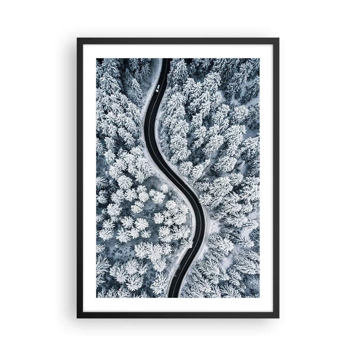 Plakát v černém rámu - Malebná cesta mezi zasněženými stromy z ptačí perspektivy - 50x70cm - Zimním lesem - Moderní nástěnná dekorace do obývacího pokoje a ložnice ARTTOR