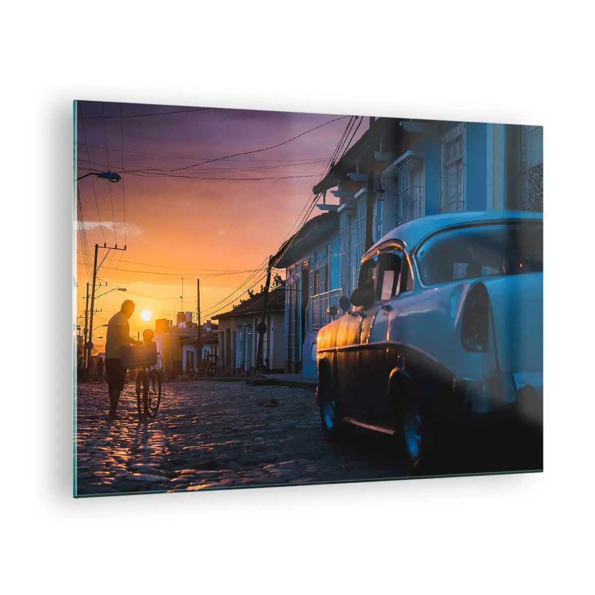 Obraz na skle - Atmosférická ulice s klasickým autem při západu slunce - 70x50cm - Zde se zpomaluje čas - Moderní nástěnná dekorace do obývacího pokoje a ložnice ARTTOR