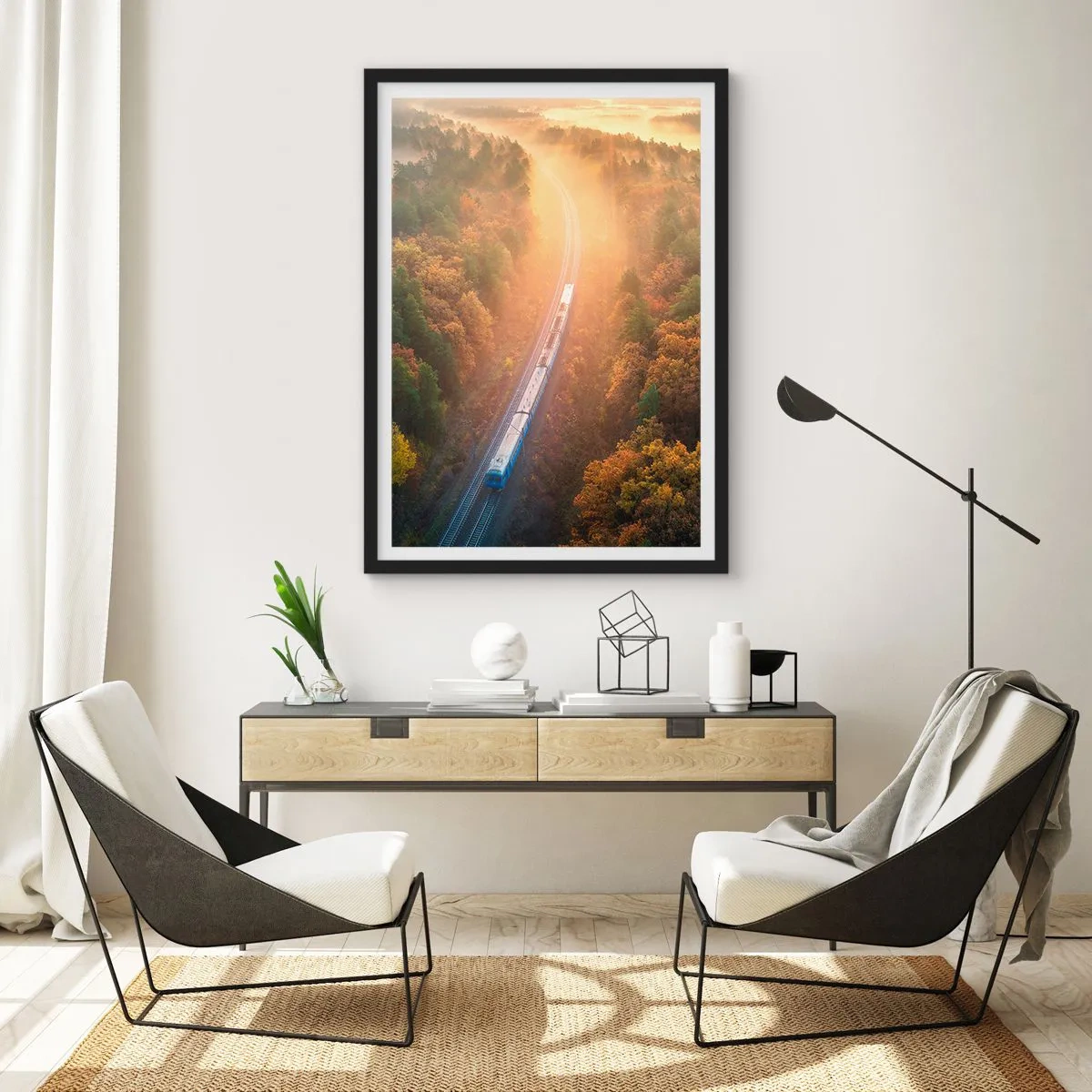 Plakát v černém rámu - Vlak jedoucí podzimním lesem v paprscích vycházejícího slunce - 50x70cm - Podzimní cesta - Moderní nástěnná dekorace do obývacího pokoje a ložnice ARTTOR