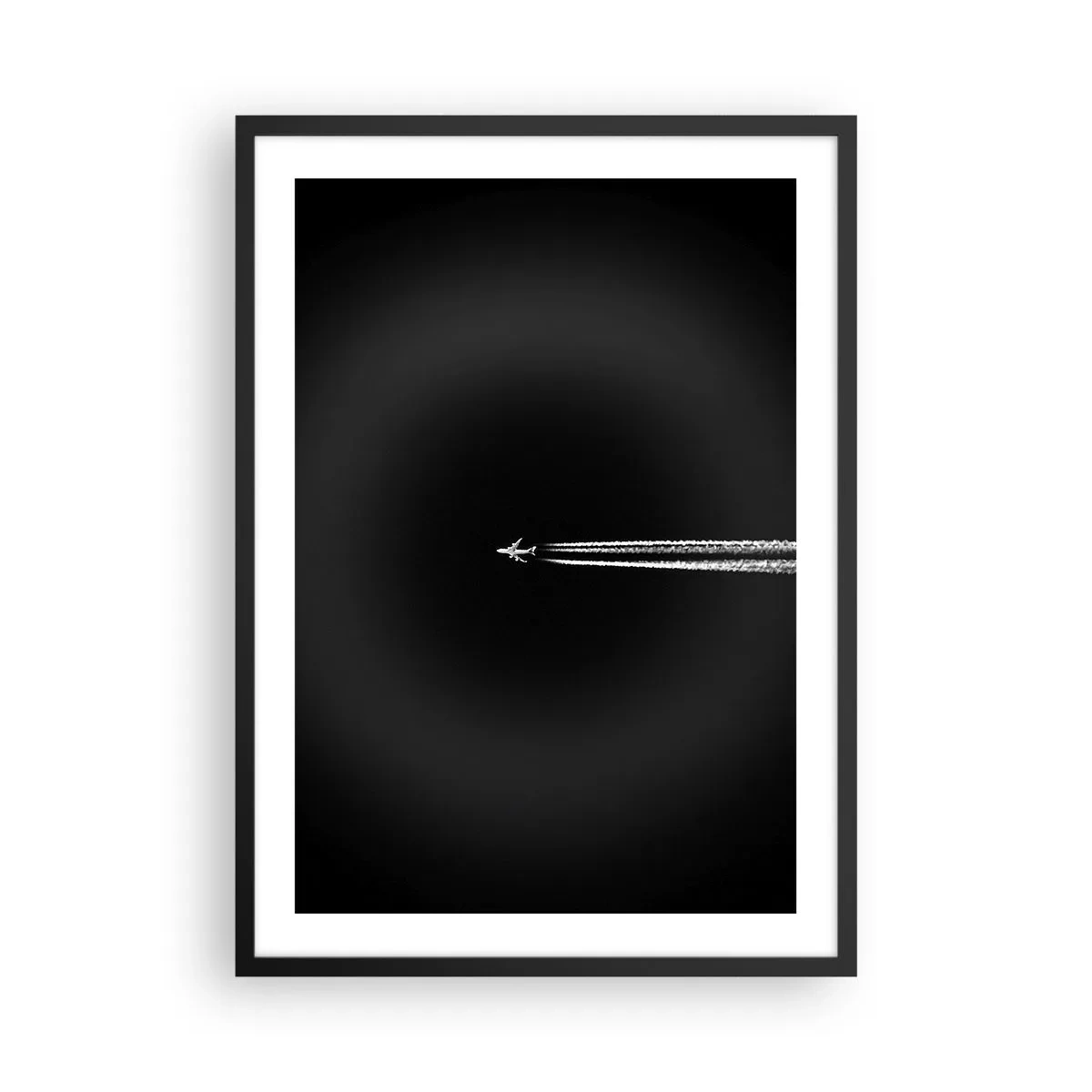 Plakát v černém rámu - Letadlo letící na černém pozadí a zanechávající za sebou kondenzační stopy. - 50x70cm - Do jiné dimenze - Moderní nástěnná dekorace do obývacího pokoje a ložnice ARTTOR