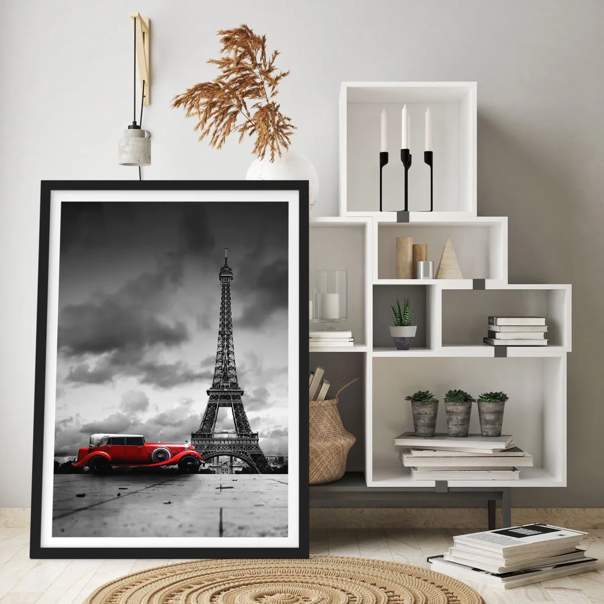 Plakát v černém rámu - Červené auto před Eiffelovou věží v černé a bílé - 50x70cm - Ne tak dávno v Paříži - Moderní nástěnná dekorace do obývacího pokoje a ložnice ARTTOR