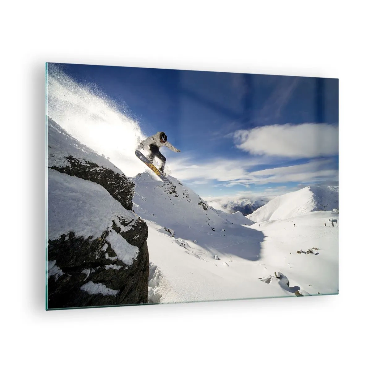 Obraz na skle - Snowboardista skáče z útesu v horách v zimě - 70x50cm - Svoboda bez hranic - Moderní nástěnná dekorace do obývacího pokoje a ložnice ARTTOR