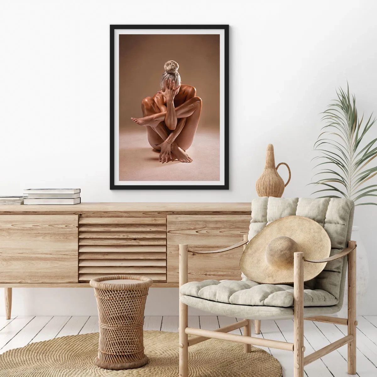 Plakát v černém rámu - Umělecký snímek ženy ve smyslné póze na béžovém pozadí - 50x70cm - Jednota těla a ducha - Moderní nástěnná dekorace do obývacího pokoje a ložnice ARTTOR