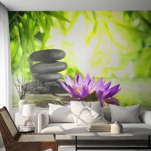Fototapeta Standard Eco - Hromady kamenů s fialovým lotosem v tropickém prostředí - 100x70cm - V bambusovém hájku - Moderní nástěnná dekorace do obývacího pokoje a ložnice ARTTOR