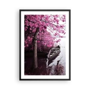 Plakát v černém rámu - Loď na břehu jezera pod stromem v kvetoucím listí - 50x70cm - V růžovém tichu - Moderní nástěnná dekorace do obývacího pokoje a ložnice ARTTOR