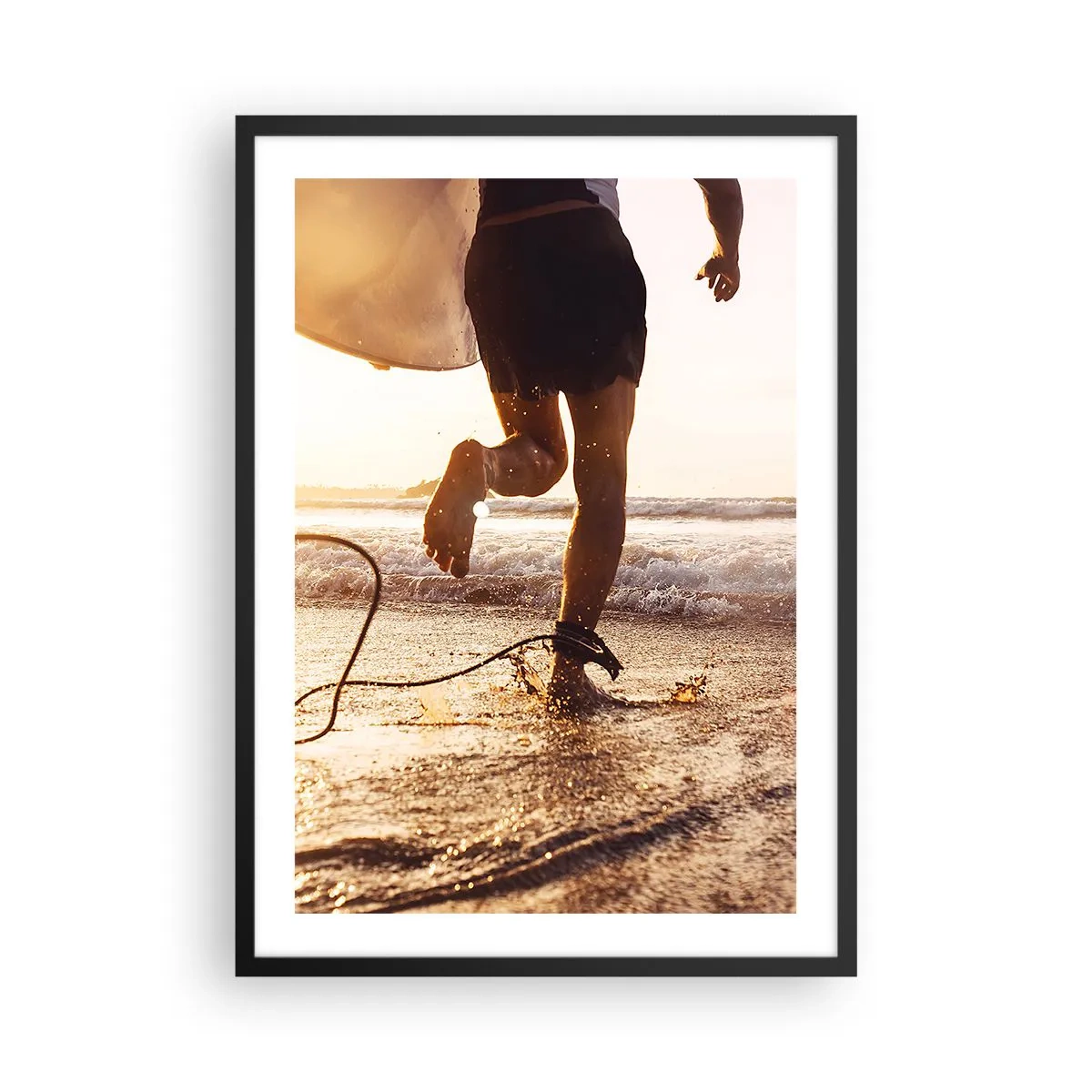 Plakát v černém rámu - Surfař běží do vody při západu slunce - 50x70cm - Vstříc vlně - Moderní nástěnná dekorace do obývacího pokoje a ložnice ARTTOR