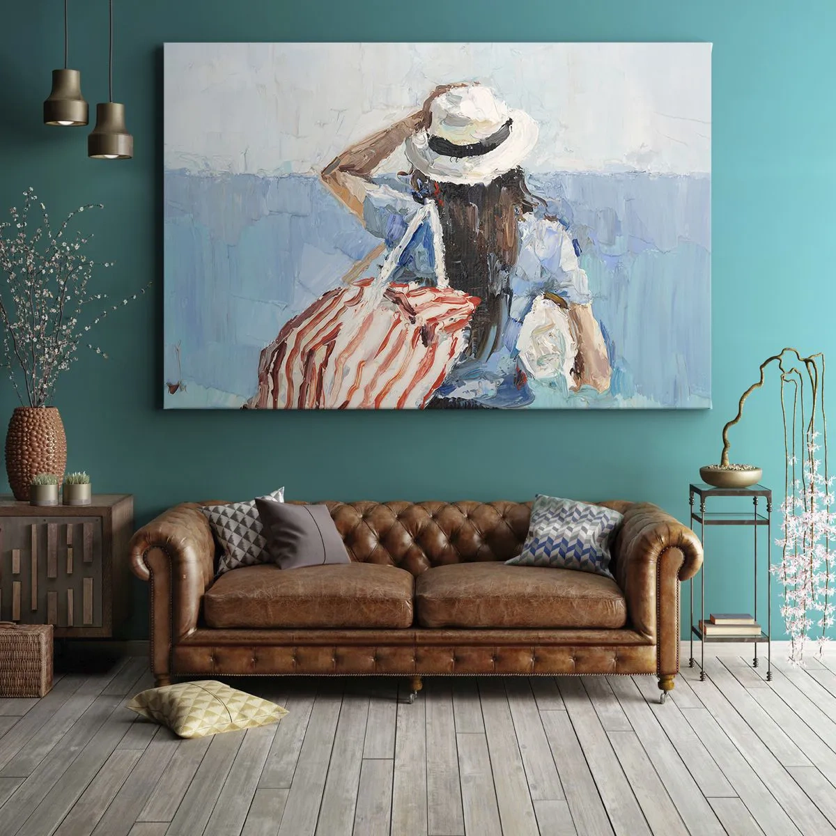Obraz na plátně - Žena v klobouku proti modrému moři - 70x50cm - Vítej na dovolené - Moderní nástěnná dekorace do obývacího pokoje a ložnice ARTTOR